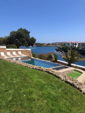 Splendide Villa les pieds dans l'eau dans la baie de Mahon